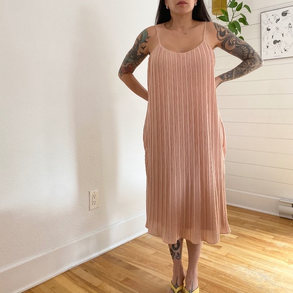 NBD pleated midi dress - Picture 2 of 6